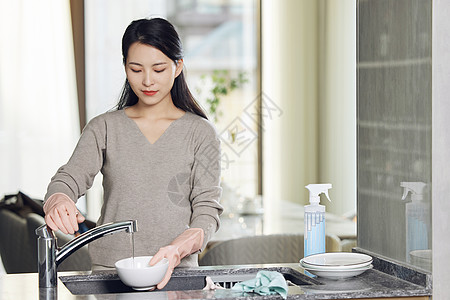居家洗碗的女性图片