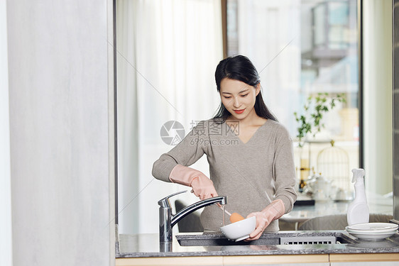 居家刷碗的女性图片
