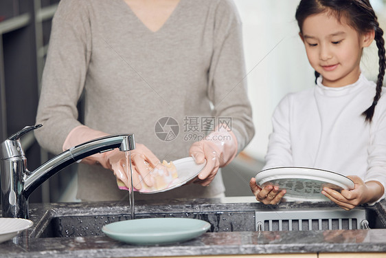 女儿和母亲一起洗碗做家务图片
