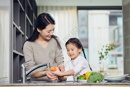 居家母女在厨房一起洗菜图片
