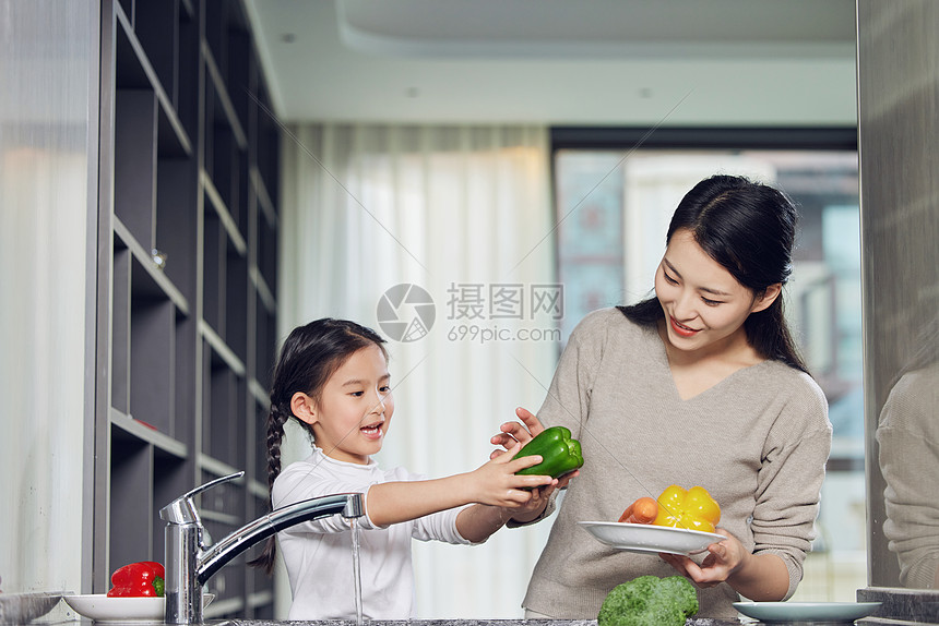 幸福母女在厨房一起洗菜图片