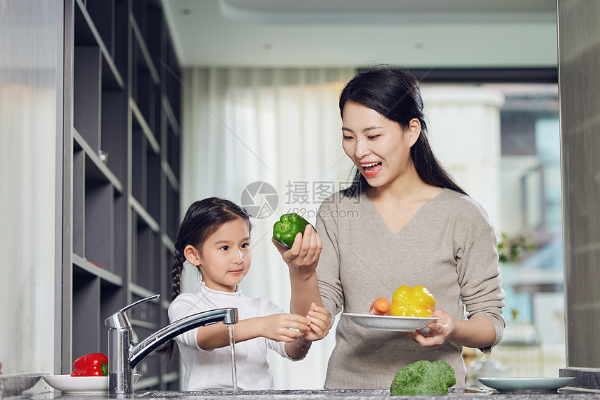 幸福母女在厨房一起洗菜图片