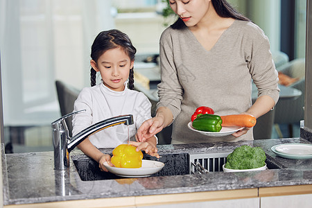 厨房台在厨房一起洗菜的幸福母女背景