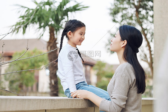 在室外玩耍的母女图片