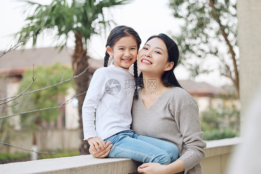 母亲和女儿在室外图片