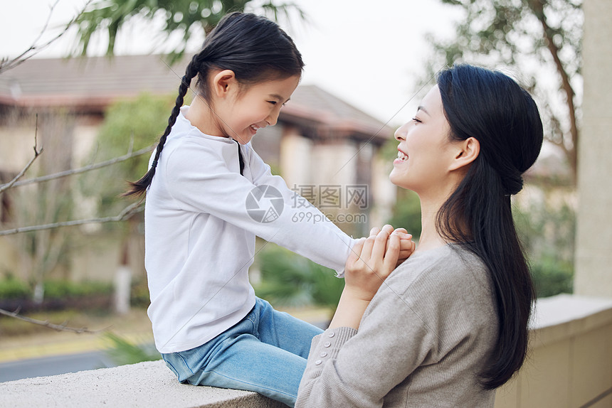 母亲和女儿在室外玩耍图片