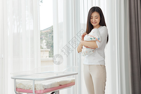 居家坐月子的产妇照顾孩子形象图片