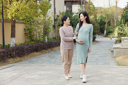 母亲陪怀孕的女儿散步图片