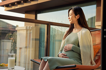 孕妇在阳台上休息高清图片