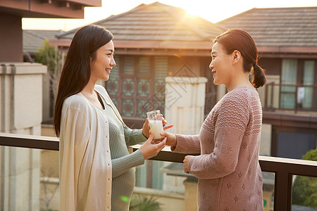 居家备孕的产妇与母亲聊天高清图片