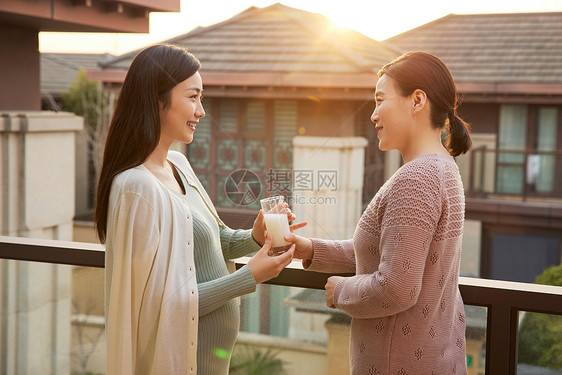 居家备孕的产妇与母亲聊天图片