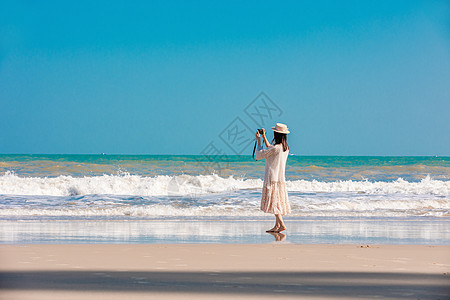 夏天海边文艺女生背影图片