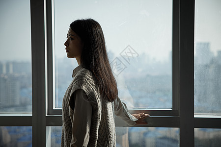 窗边的独居女性图片素材