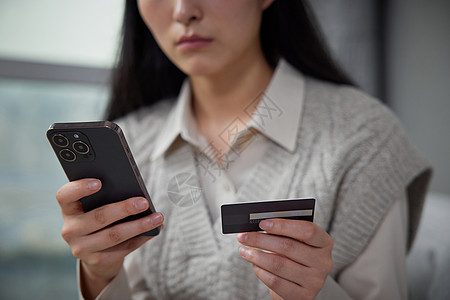 女人发愁为信用卡还款发愁特写背景