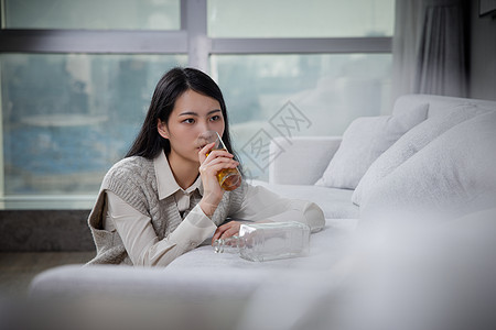 悲伤难过独自喝酒的青年女性图片