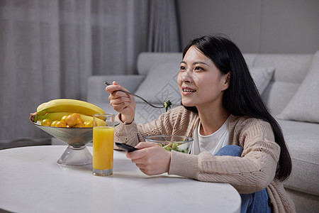 居家女性健康饮食吃沙拉图片