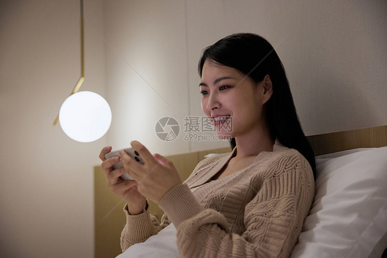 熬夜打游戏的青年女性形象图片