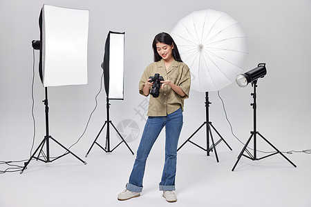 影棚里的专业女摄影师形象图片
