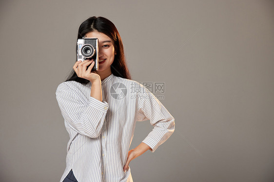 手拿相机的文艺青年女性图片