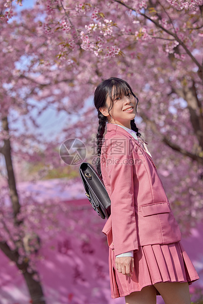 美女大学生逛游公园赏樱花图片