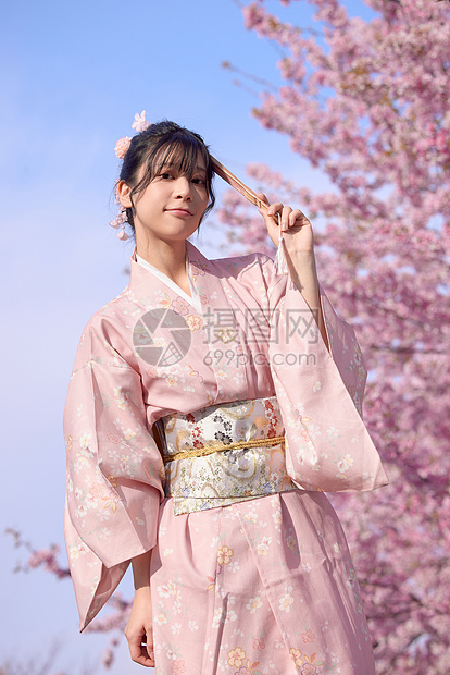 樱花旁的和服美女拿着折扇图片