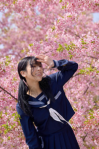 日系美女初春赏樱花图片