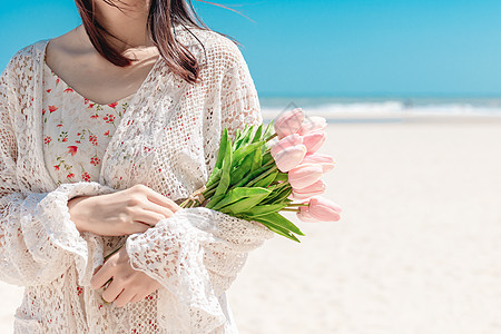 海边女生捧花图片