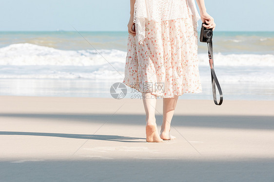 夏天海边文艺女生背影图片