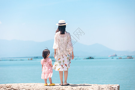 海边母女母女背影看海背景