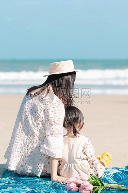 夏天海边母女背影图片