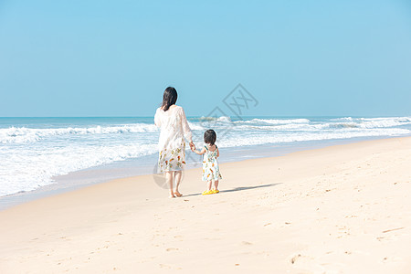 夏天海边母女背影背景