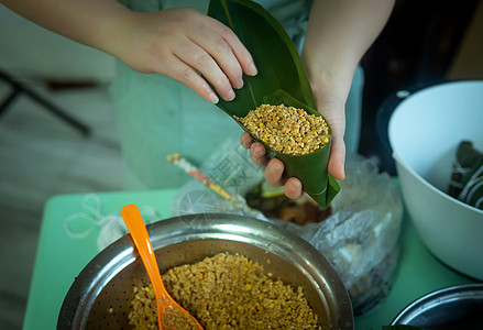 端午节包粽子实拍美食摄影图图片