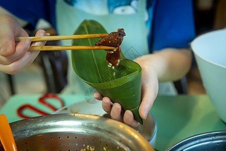 端午节包粽子实拍美食摄影图背景图片