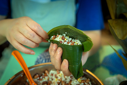 端午节包粽子实拍美食摄影图背景图片