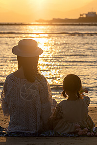 日落海边母女看海图片