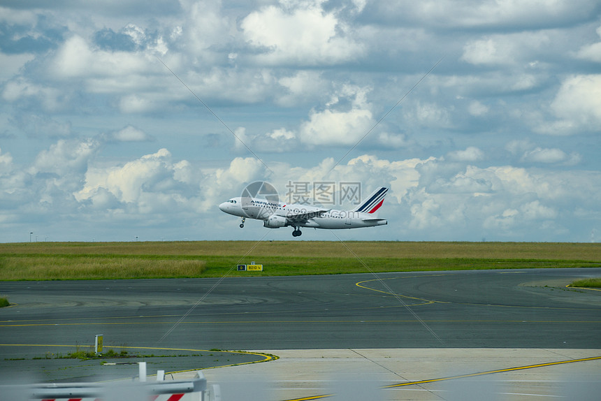 一架法航的空客A319客机在跑道上起飞图片