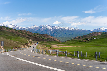 草原上通往雪山的公路图片