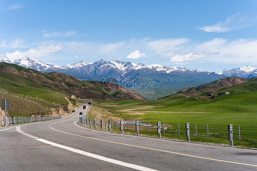 草原上通往雪山的公路图片