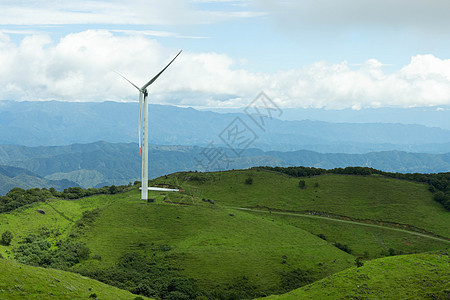 夏天牧场里蓝天白云草地风车背景图片