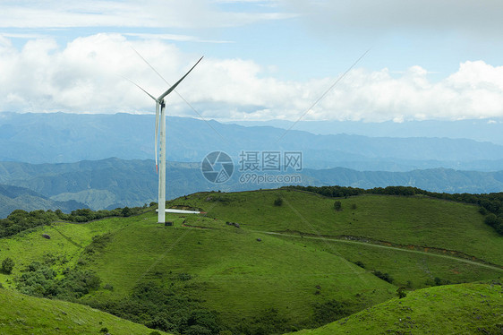 夏天牧场里蓝天白云草地风车图片