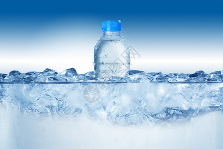 在冰块中的冷矿泉水瓶图片素材