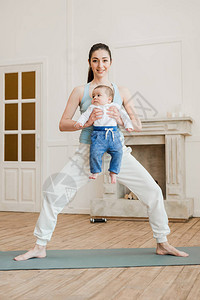 练瑜伽的男婴的母亲图片