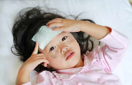 生病的小女孩躺在床上是冷静凝结在她的头上图片
