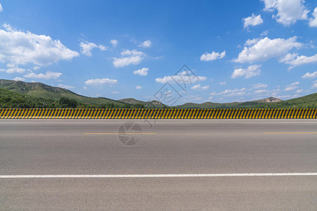 蓝天公路,蓝天白云下的沥青公路风景背景