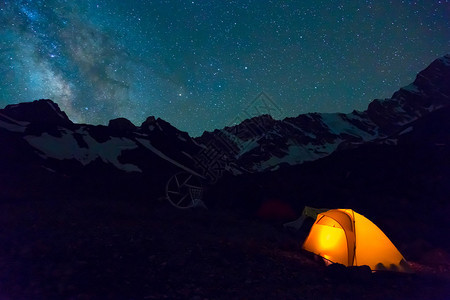 夜山景观带照明帐篷图片