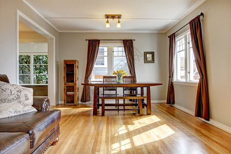 客厅棕色幕和硬木地板图片