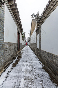 窄巷子雪景图片