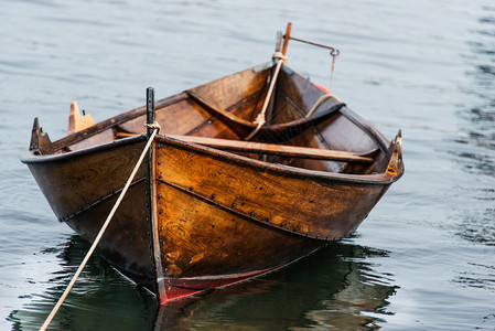 木船在水面上图片