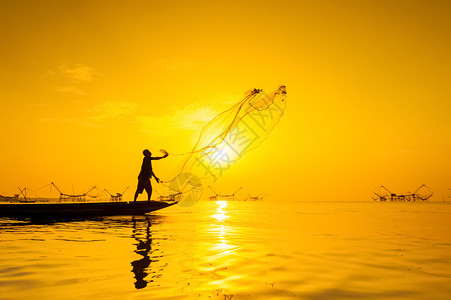 抛网捕鱼图片