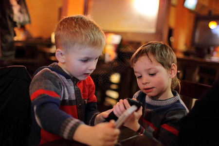 两个男孩用智能手机图片